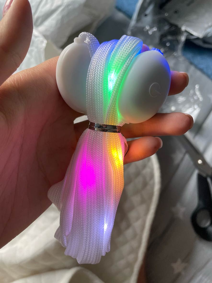 LedLaces, блестящи връзки за обувки - бели с цветни LED светлини - Image 3
