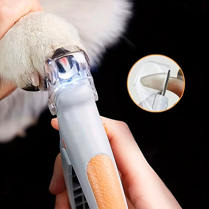 PawGloTrim осигурява безопасно и нежно подстригване на ноктите на вашите кучета и котки, благодарение на острия си нокторезач и вградената LED светлина.